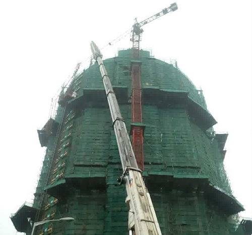 上杭吊车在工地上作业
